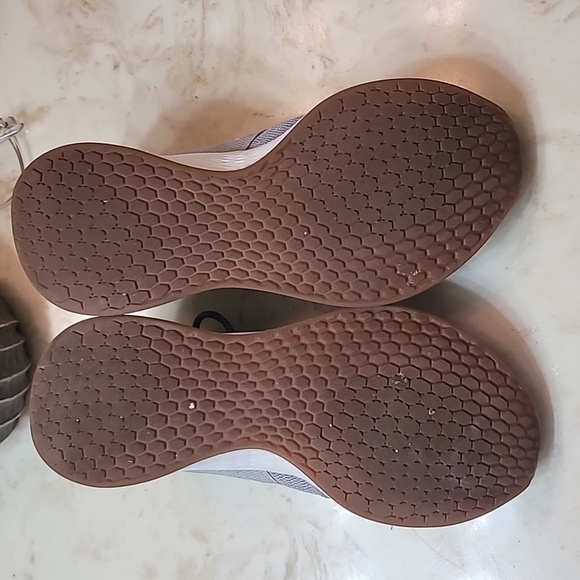 New Balance running shoe - Picture 3 of 5